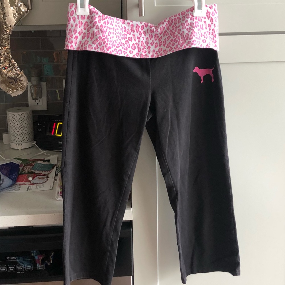 VS Pink yoga Capri pants